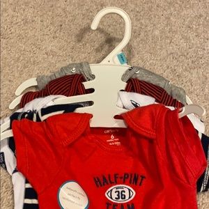 NEVER WORN Set of 5 Carter’s onesies (6 months)